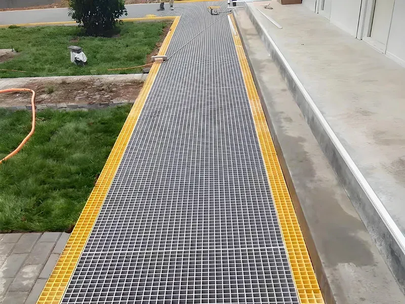 Grating pedestrian access path at a construction site